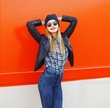 Bir rock siyah stil h giyen moda sarışın kız portresi