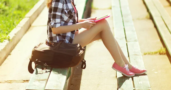 Hermosa gir trabajando con la tableta PC en el parque de la ciudad al aire libre — Foto de Stock