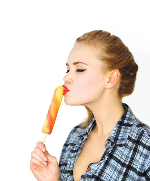 Schöne Mädchen genießen süßes Eis — Stockfoto