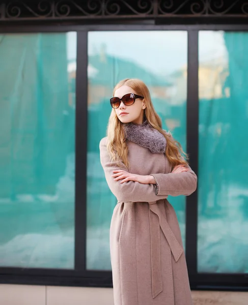 Beautiful elegant woman dressed a coat and sunglasses in the cit — Stock Photo, Image