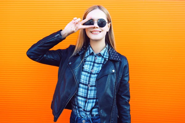 Retrato al aire libre de moda de chica bastante cool en estilo rock de moda — Foto de Stock