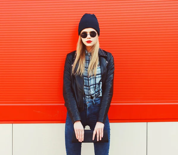 Retrato de moda de menina loira em estilo rock preto, vestindo um s — Fotografia de Stock