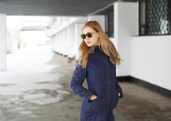Mode porträtt av vacker hipster flicka i staden — Stockfoto