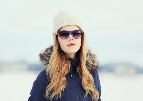 Fashion portrait of pretty hipster girl outdoors — Stock Photo, Image