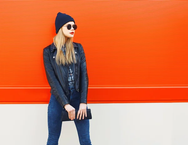 Mode portret van stijlvolle blond meisje in rock zwarte stijl, wea — Stockfoto