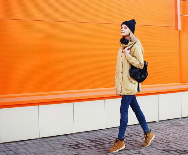 Foto de moda al aire libre de la chica cool hipster elegante caminando en th — Foto de Stock