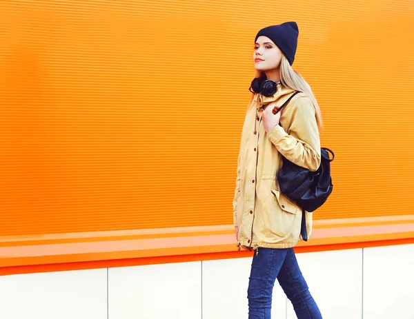 Outdoor fashion portrait of stylish hipster cool girl walking in — Stock Photo, Image