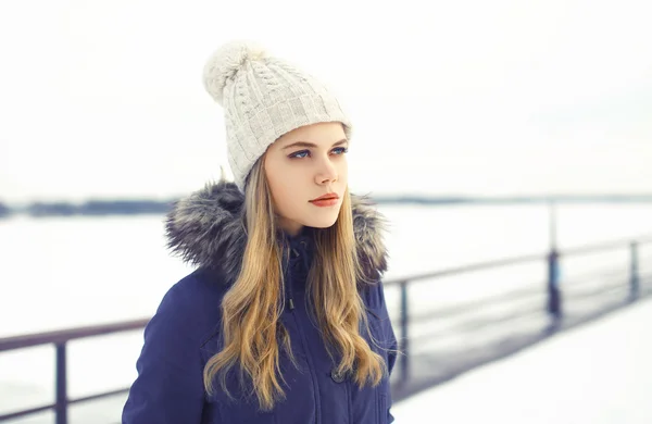 Outdoor winter portrait of stylish hipster girl in the city — Stock Photo, Image