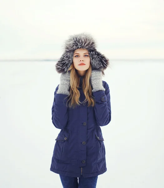 Portrait d'une belle femme en chapeau de fourrure, champ d'hiver — Photo