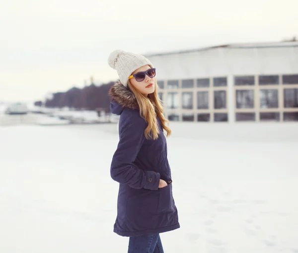 Portrait de belle blonde dans un style urbain d'hiver en plein air — Photo