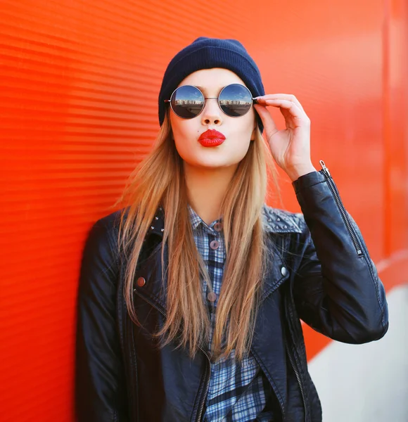 Retrato de menina loira na moda com batom vermelho vestindo um — Fotografia de Stock