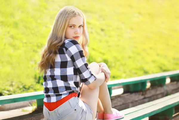 Portrait of stylish pretty blonde outdoors in sunny summer day — Stock Photo, Image
