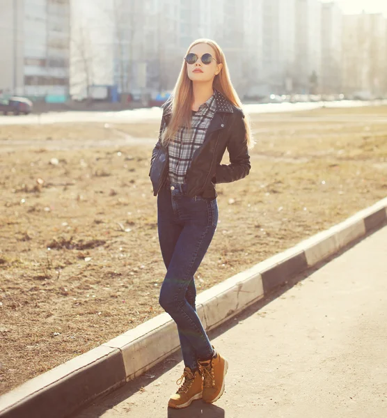 Retrato de una mujer rubia bonita y elegante al aire libre en un día soleado —  Fotos de Stock