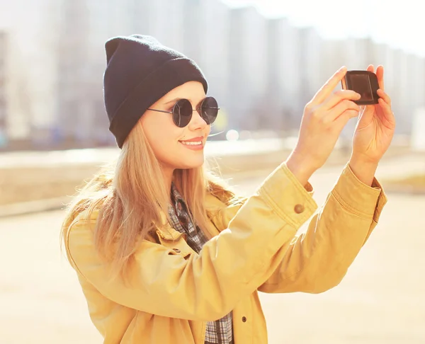 Retrato bonita rubia hace selfie-retrato en el teléfono inteligente , — Foto de Stock