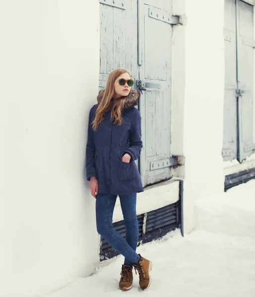 Koncepcja mody ulicznej - hipster ładna dziewczyna w stylu miejski relaksująca — Zdjęcie stockowe