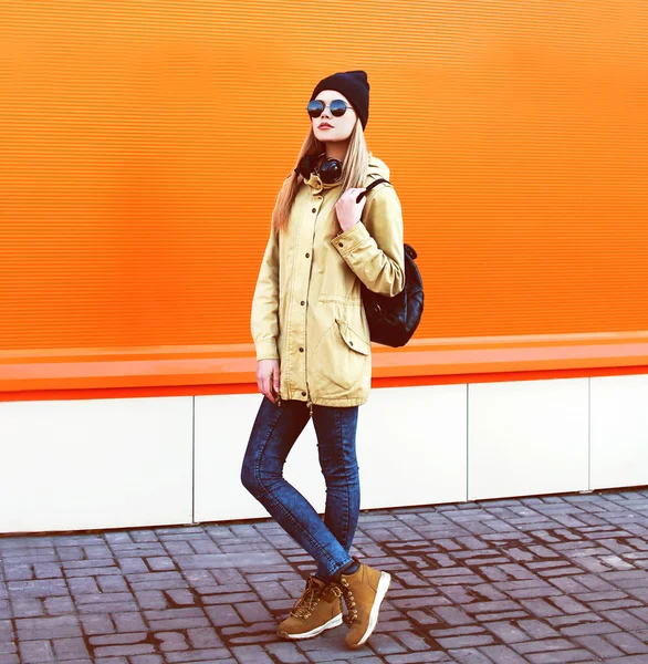 Koncepcja mody ulicznej - stylowe hipster dziewczyna w mieście przeciw — Zdjęcie stockowe
