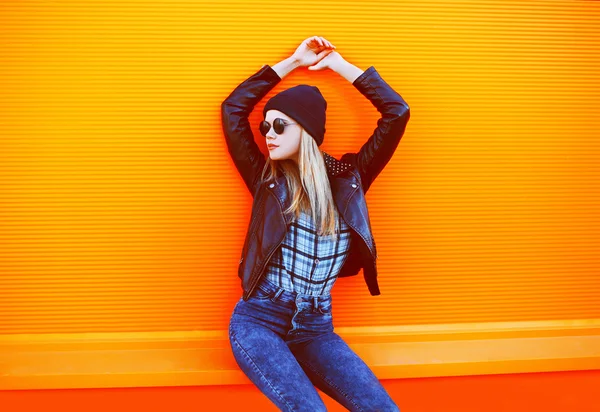 Concepto de moda de calle - chica cool con estilo de rock negro p —  Fotos de Stock