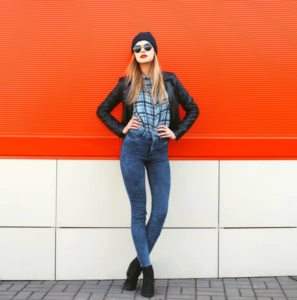 ストリート ・ ファッションのコンセプト - 黒い岩ものもらいでスタイリッシュな流行に敏感な女性 — ストック写真