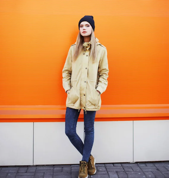 Concept de mode de rue - fille hipster élégant dans la ville recommence — Photo