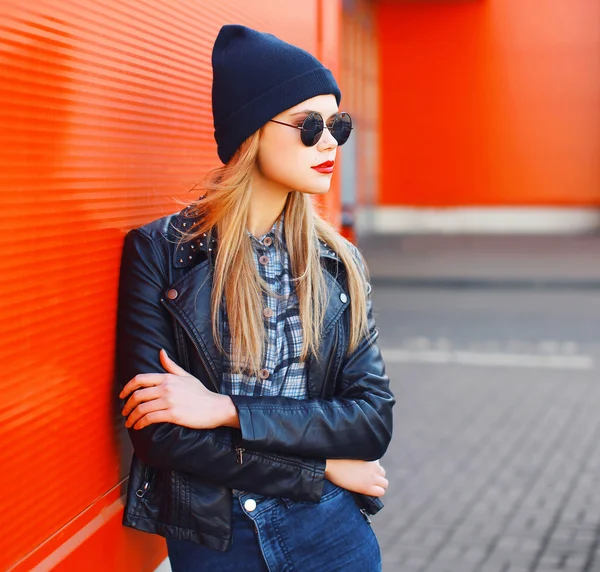 Концепція вуличної моди - стильна жінка в рок-чорному стилі знову — стокове фото