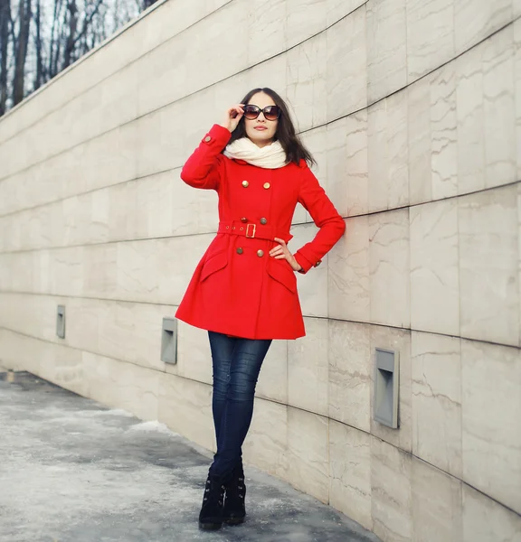 La moda callejera, la mujer de estilo en la chaqueta roja en contra de la pared —  Fotos de Stock