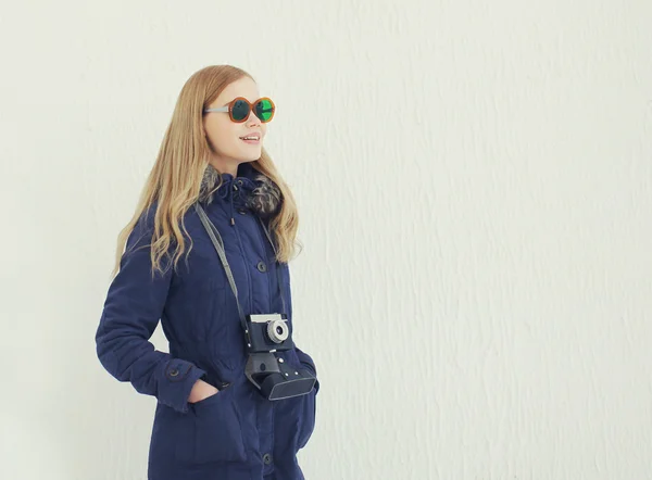 Femme élégante en lunettes de soleil avec caméra rétro vintage à l'extérieur a — Photo