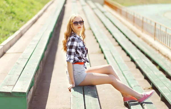 Sommer Mode Porträt schöne junge Mädchen mit Sonnenbrille übertreffen — Stockfoto