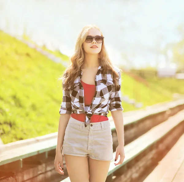 Sunny portrét stylové hezká žena v venku sluneční brýle — Stock fotografie