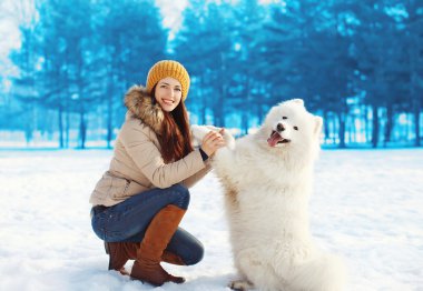 Having oyunculuk ile beyaz Samoyed köpek mutlu kadın sahibi portresi 