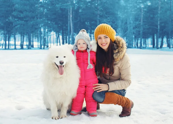 Portrait of happy family in winter day, mother and child walking — Stock Photo, Image