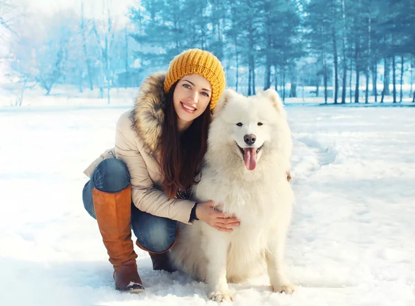 Retrato de mujer feliz con perro Samoyedo blanco al aire libre en el s —  Fotos de Stock