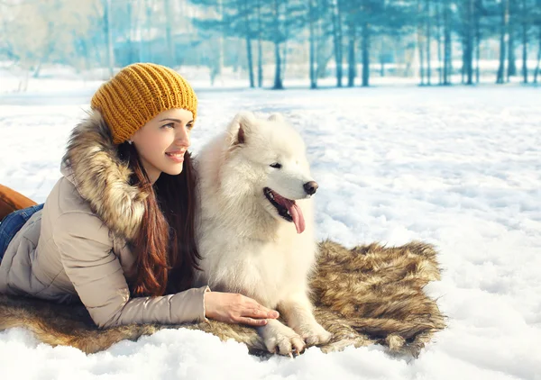 승리에 눈에 누워 여자와 화이트 Samoyed 강아지의 초상화 — 스톡 사진