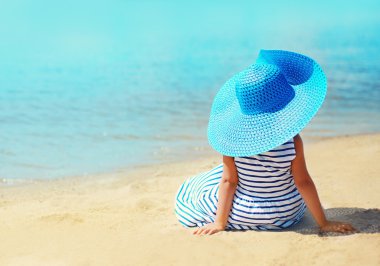 Yaz, tatil, seyahat ve insanlar kavramı - sevimli küçük kız