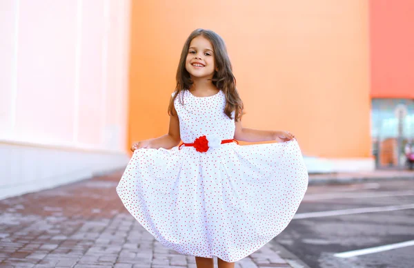 Felice bella bambina mostra vestito bianco e divertirsi fuori — Foto Stock