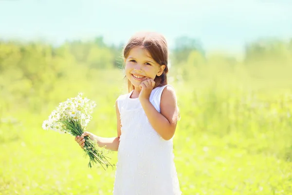 Mors dag, barndom och natur koncept - porträtt av happy Svensson — Stockfoto