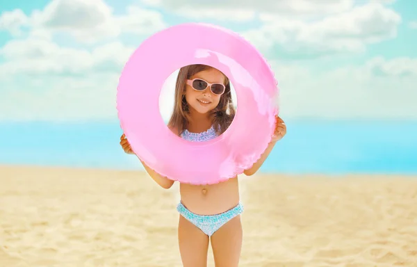 Retrato de niño feliz con círculo de goma inflable que se divierte — Foto de Stock