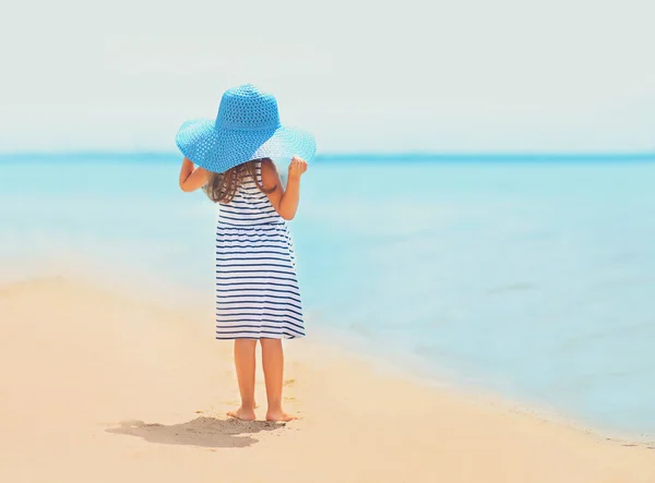 Foto de viaje de verano niña bonita en vestido y sombrero de paja en —  Fotos de Stock