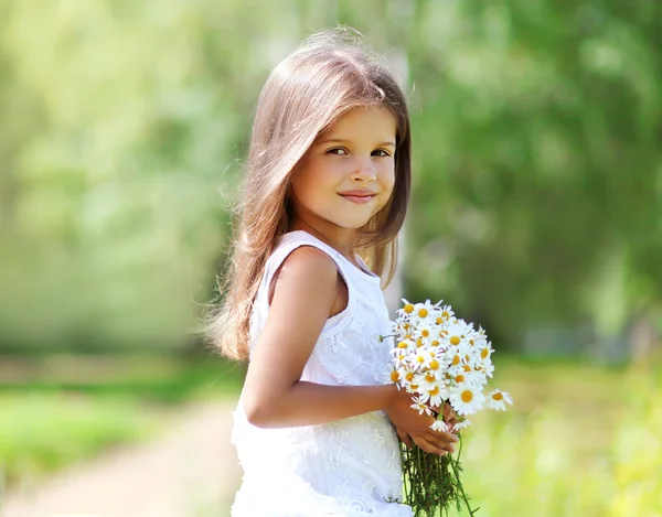 Letní portrét holčička s květy v slunečný den — Stock fotografie
