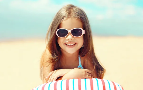 Viajes, vacaciones - retrato soleado de niño sonriente descansando en th —  Fotos de Stock