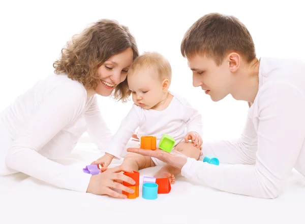 Familie hat Spaß zusammen, Eltern und Baby spielen mit Farbe — Stockfoto