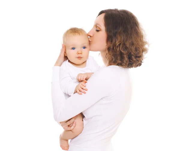 Ritratto di felice giovane mamma baciare il suo bambino — Foto Stock
