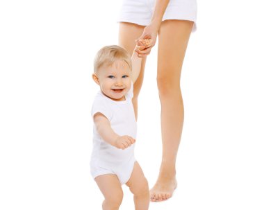 Bebek üzerinde beyaz bir backg birlikte eğleniyor annesinin elini tutarak