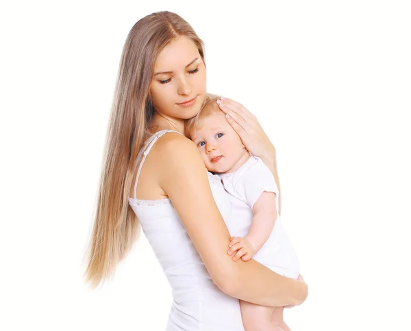 ¡Felicidad madre! Hermosa joven cariñosa mamá abraza a su lindo bebé — Foto de Stock