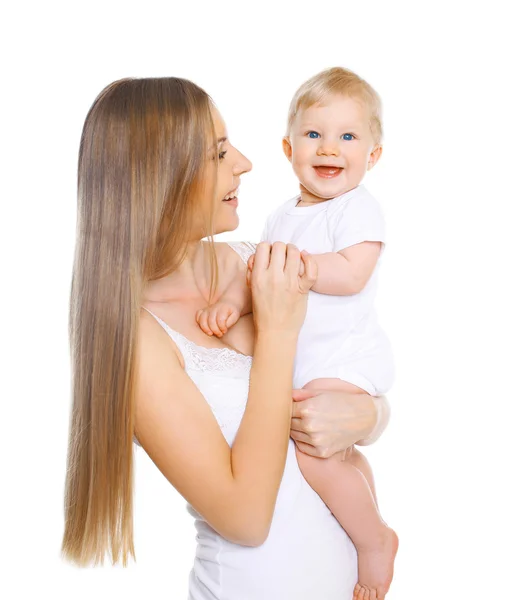 Porträt einer glücklichen jungen Mutter, die ihr Baby auf Händen hält — Stockfoto