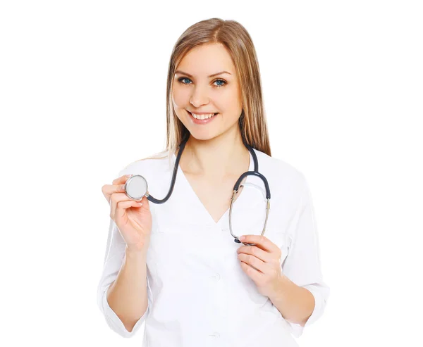 Kadın doktor stetoskop üzerinde beyaz bir bac ile gülümseyen portresi — Stok fotoğraf
