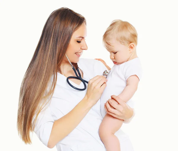 La doctora escucha el corazón de un niño —  Fotos de Stock