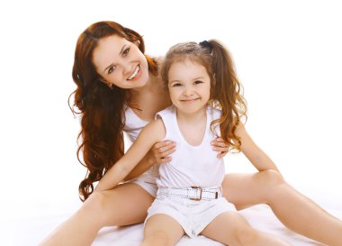Neşeli anne ve gülümseyen ve birlikte eğlenmek kızı