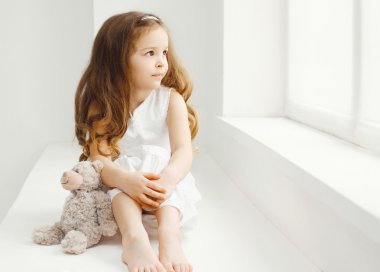 Oyuncak ayı oyuncak evde beyaz oda ne oturma ile küçük kız