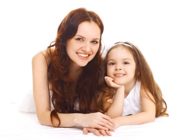 Mutlu gülümseyen anne ve kızı eğleniyor portresi togethe