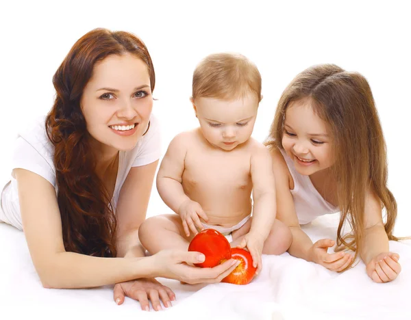 Familieportret, gelukkig lachend moeder en twee kinderen fu — Stockfoto